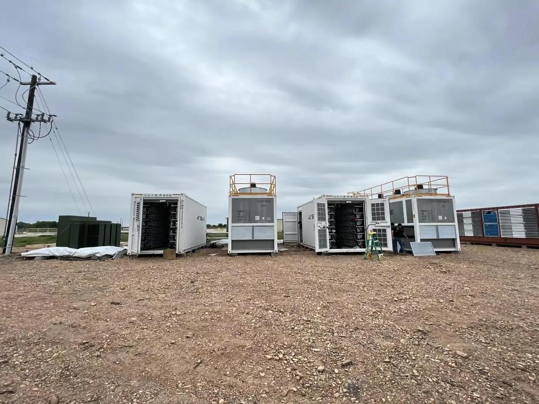 Bitcoin mining farm with optimized PUE and renewable energy